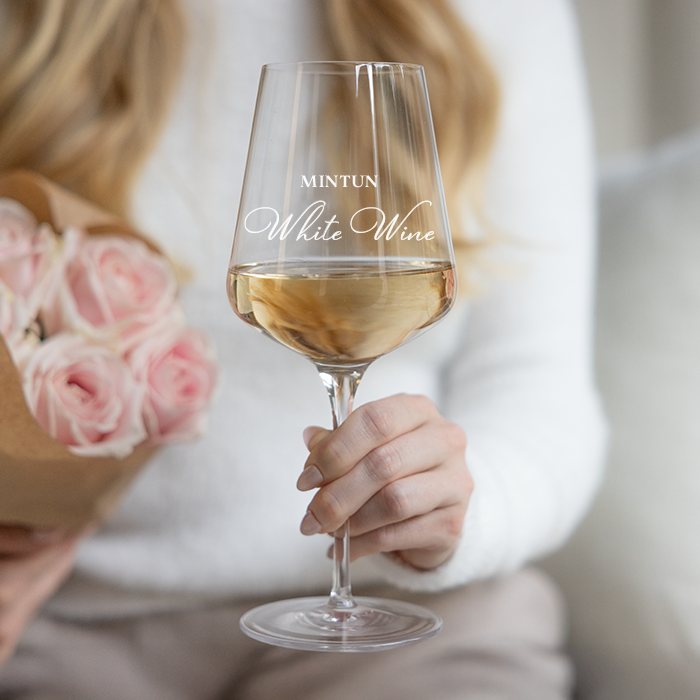 Viinilasi kaiverruksella