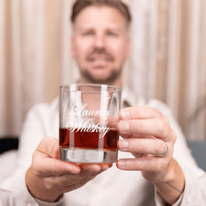 Viskilasi kaiverruksella, omalla tekstillä - Image 2