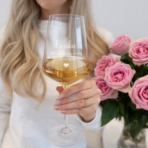 Valkoviinilasi on tyylikäs syntymäpäivälahja naiselle.