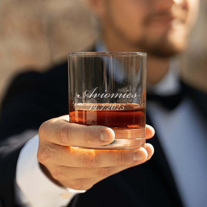 Viskilasi kaiverruksella, huomenlahja