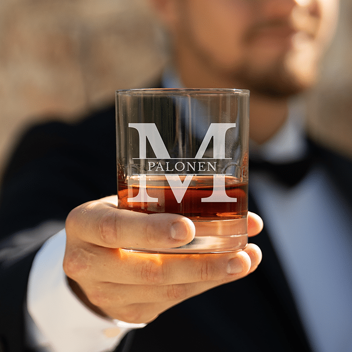 Viskilasi kaiverruksella on hyvä lahjaidea viskiharrastajalle.