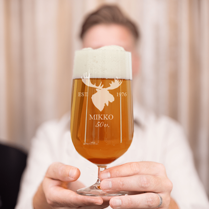 Olutlasi kaiverruksella, hirvi