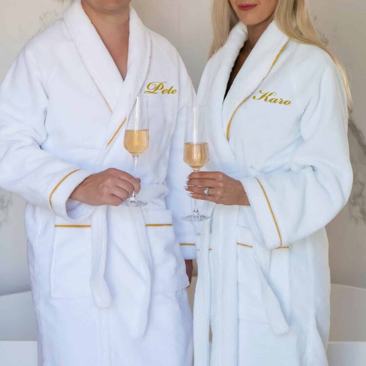 High-end kylpytakit nimillä, valkoinen