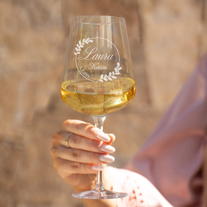 Viinilasi kaiverruksella, kaasolahja