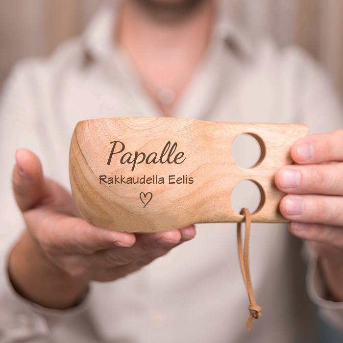 Puukuksa kaiverruksella, isälle