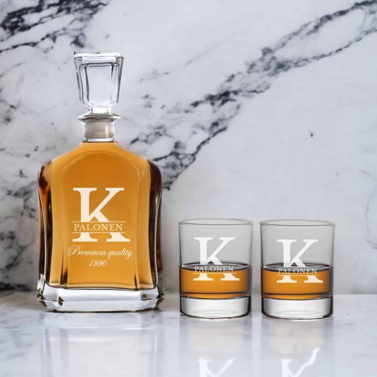 Viskikarahvi ja lasit kaiverruksella, nimikirjain