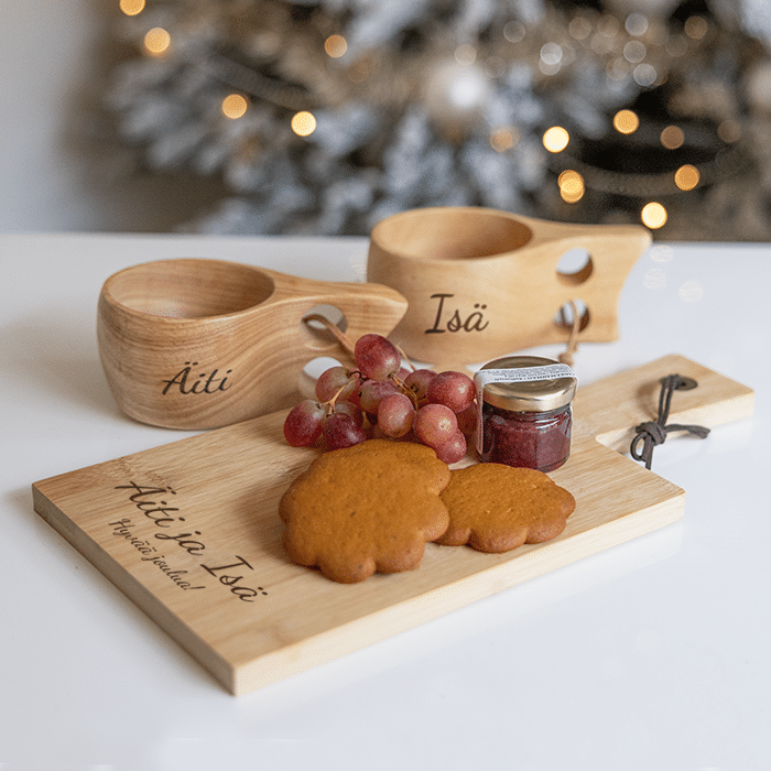 Kuksat ja tarjoilulauta kaiverruksella