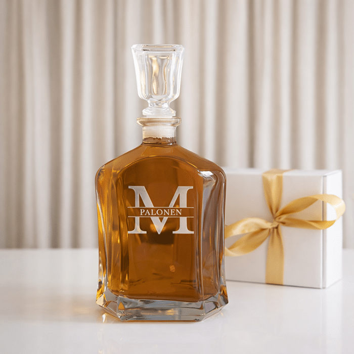 Viskikarahvi kaiverruksella, nimikirjain