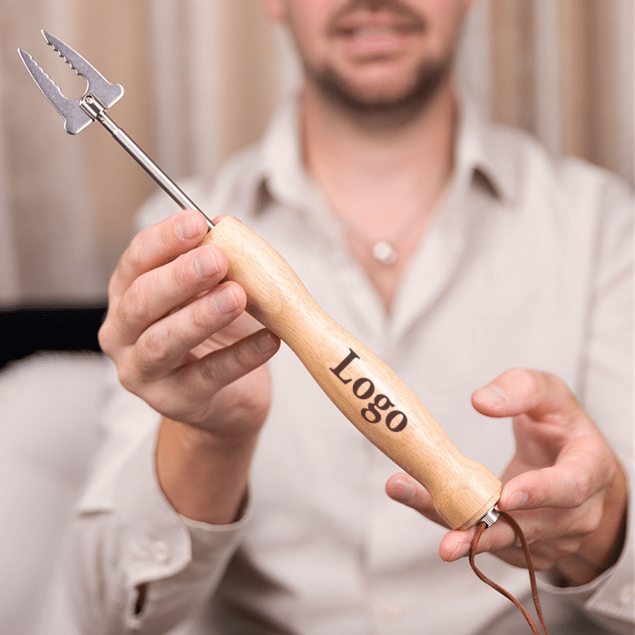 Makkaratikku logolla