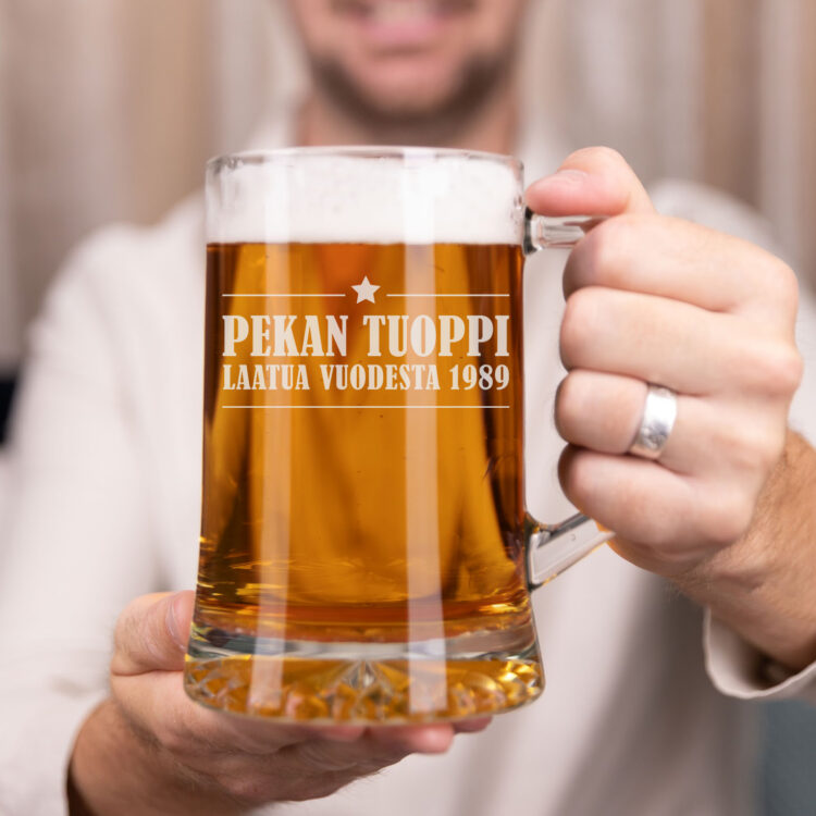 Tuoppi omalla nimellä on hauska lahja.