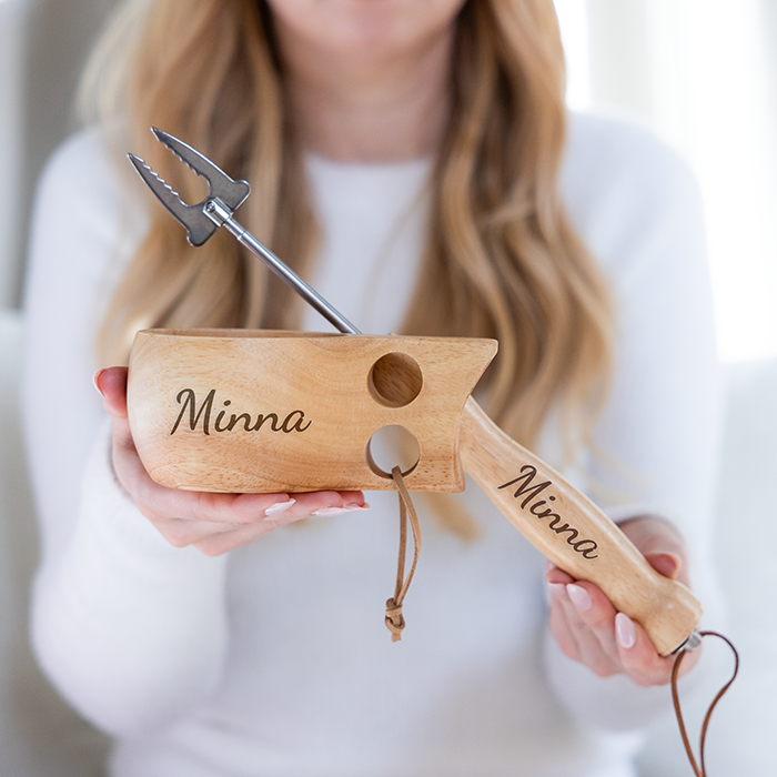 Kuksa ja makkaratikku kaiverruksella -setti