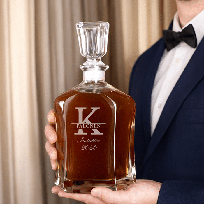 Viskikarahvi kaiverruksella, nimi ja tutkinto