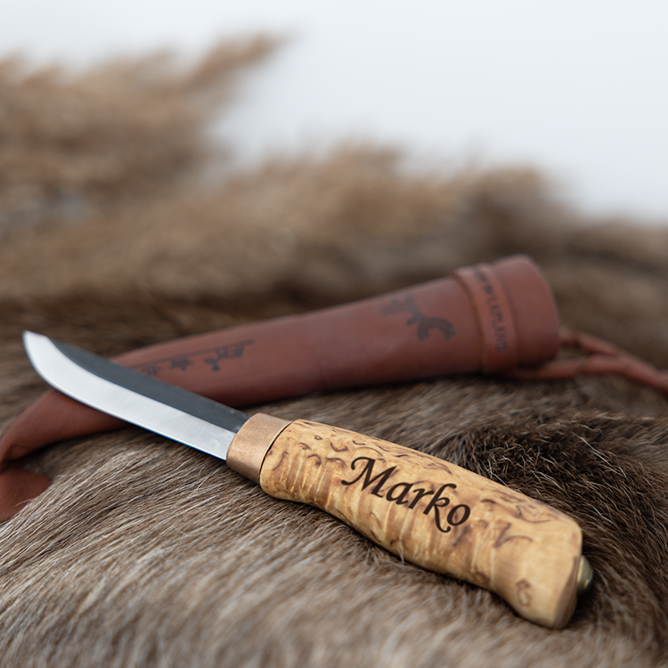 Puukko kaiverruksella on erinomainen lahja metsästäjälle.