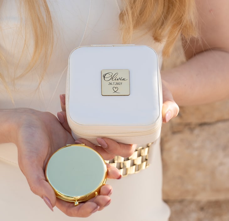 Korurasia kaiverruksella ja peili