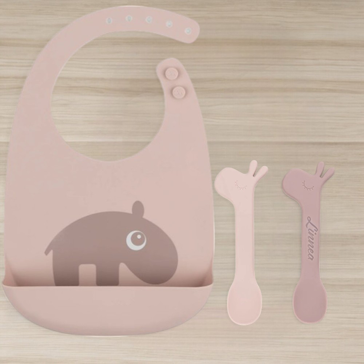 Done by Deer lusikkasetti nimellä ja ruokalappu