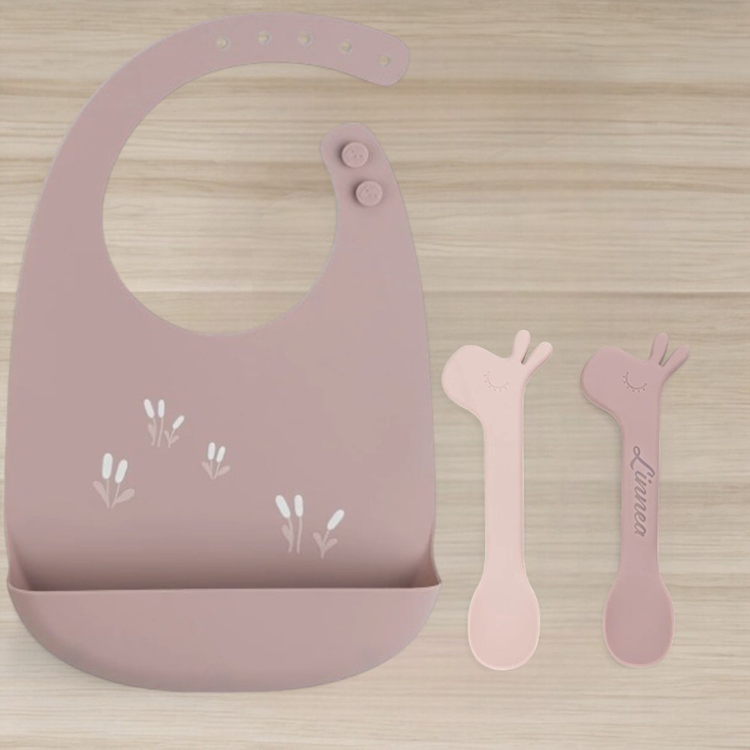 Done by Deer lusikkasetti kaiverruksella ja ruokalappu