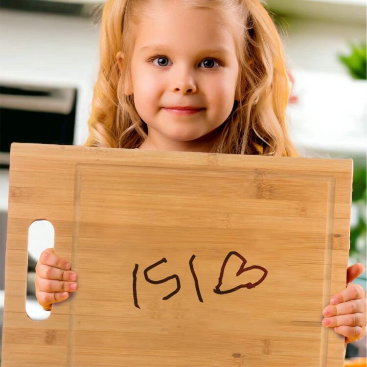 Leikkuulauta lapsen piirustuksella