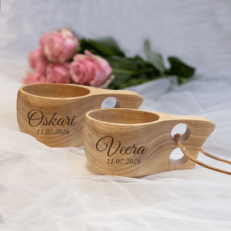 Kuksat kaiverruksella, nimi ja päivämäärä