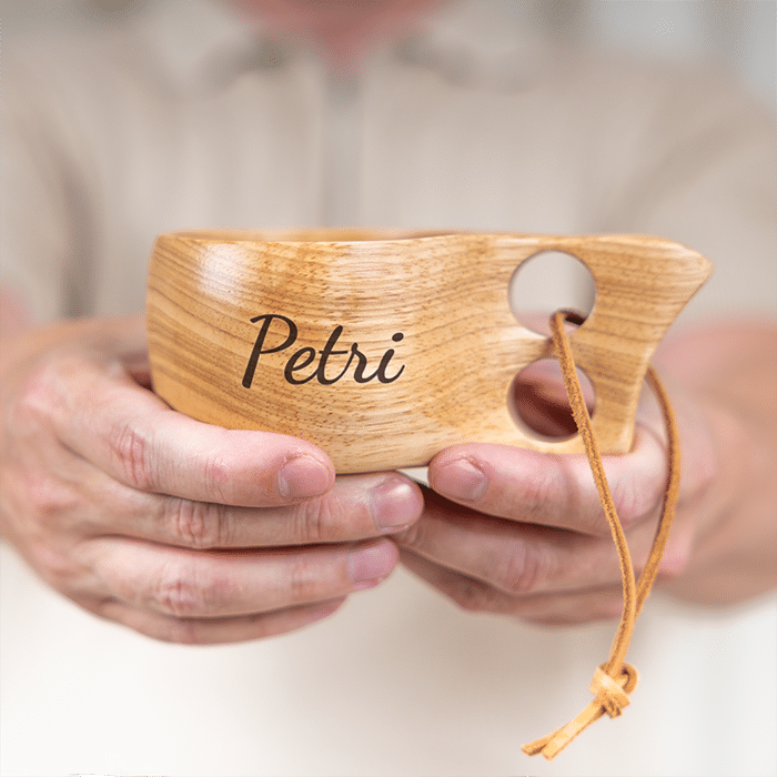 Kuksa nimen kaiverruksella