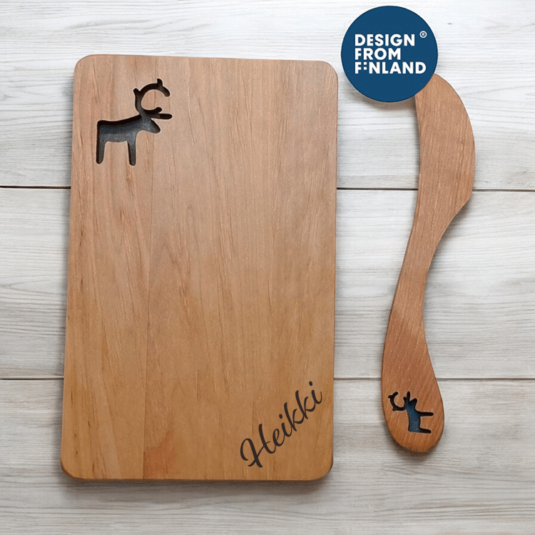 Puinen leipälautanen ja voiveitsi