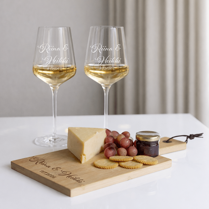 Viinilasit ja tarjoilulautanen kaiverruksilla