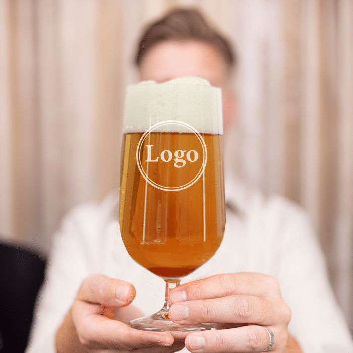 Olutlasi logolla tai nimellä