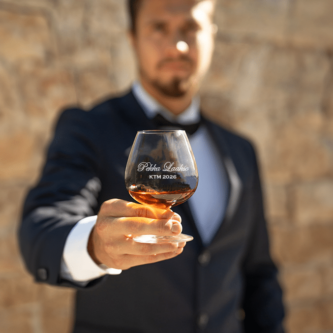 Konjakkilasi kaiverruksella, nimi ja tutkinto - Image 2