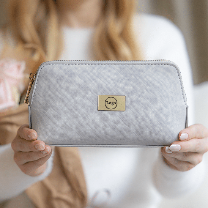 Kosmetiikkalaukku logolla