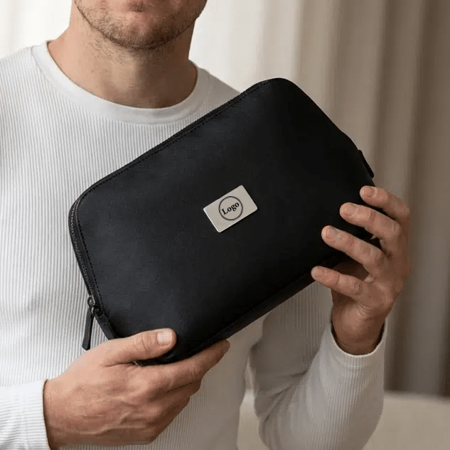 Kosmetiikkalaukku logolla, musta