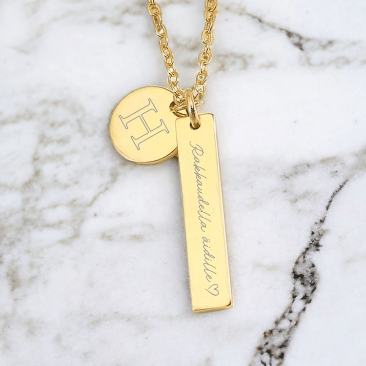 Nimikoru kaiverruksella on kaunis lahja naiselle.