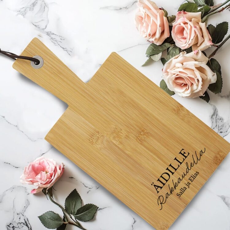 Puinen tarjoilulauta kaiverruksella