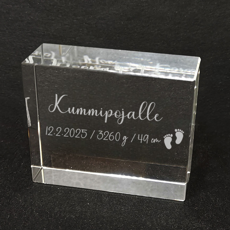 Yksilöity lasikoriste on kaunis ristiäislahja pojalle