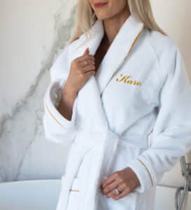 Kylpytakki personoidulla kirjailulla on käytännöllinen ja laadukas lahja.