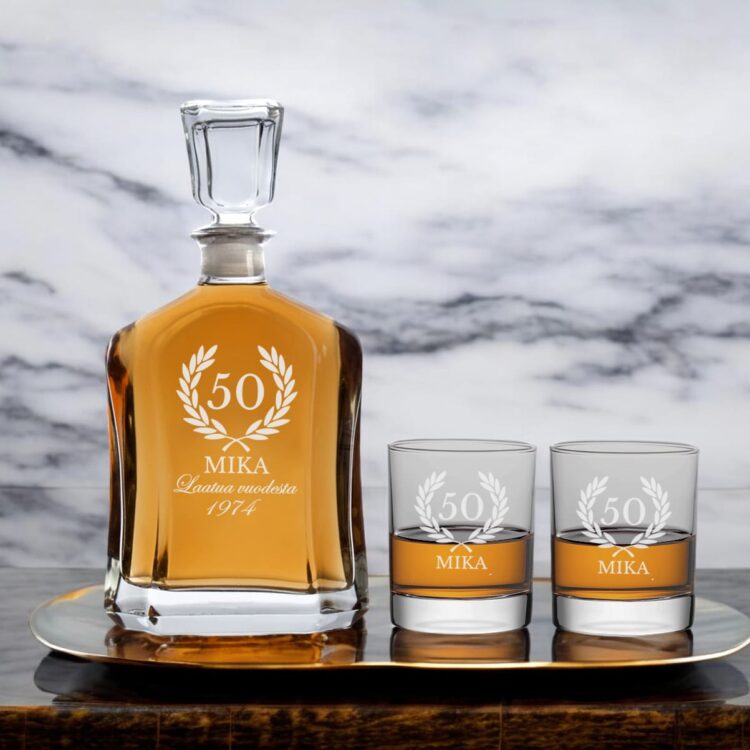 Viskikarahvi ja lasit kaiverruksella, oksa