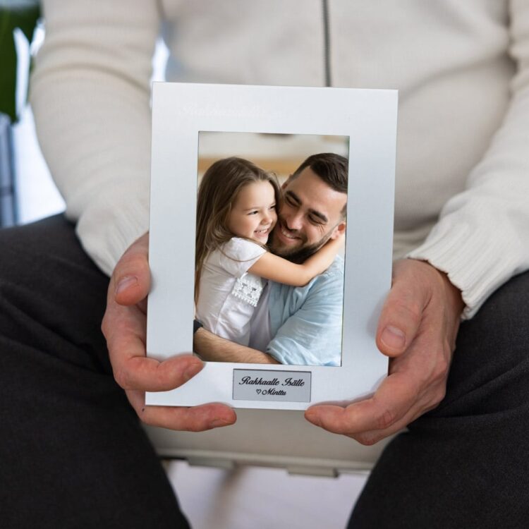 Valokuvakehys kaiverruksella