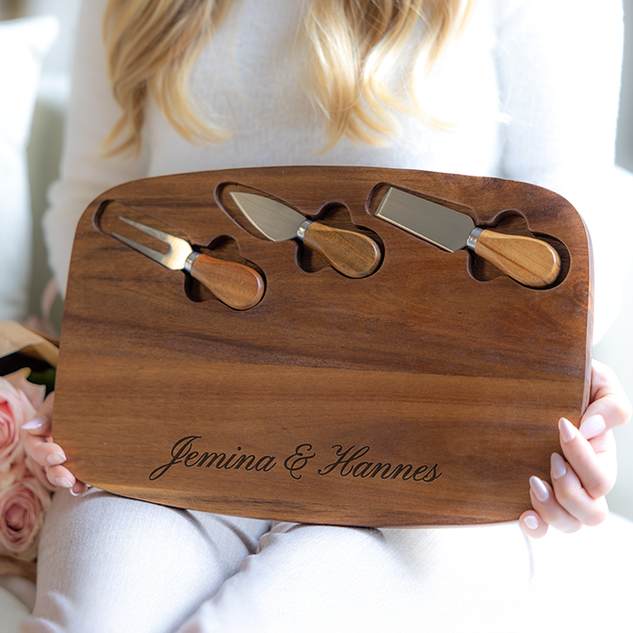 Tarjoilulauta ja juustoveitset kaiverruksella