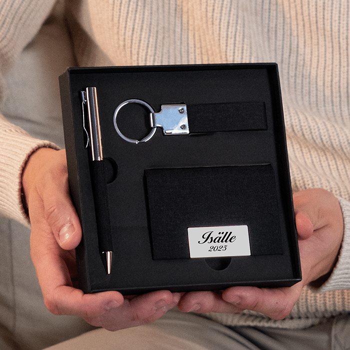 Lahjasetti kaiverruksella -korttikotelo, avaimenperä ja kynä