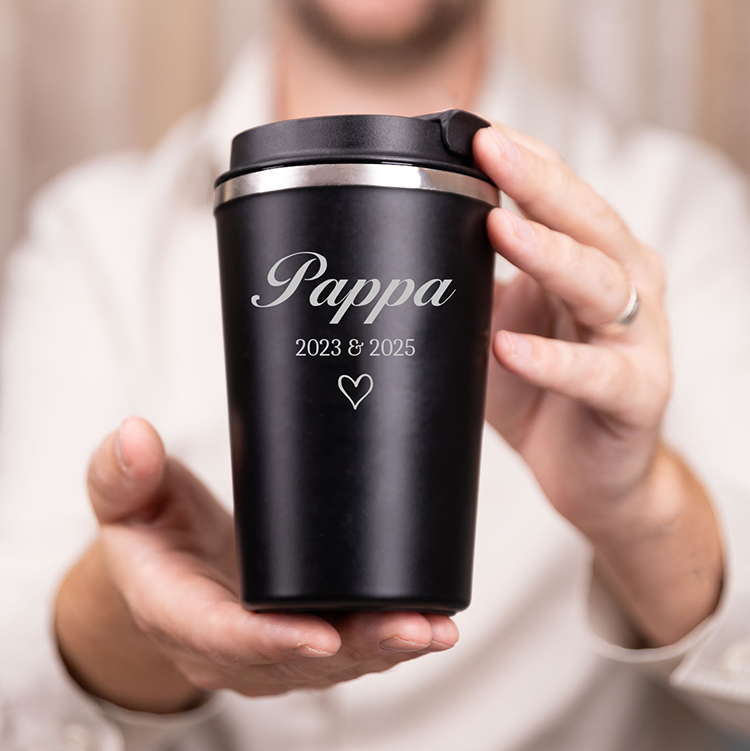 Termosmuki kaiverruksella, pappa