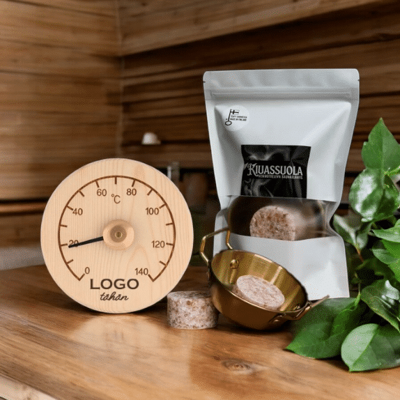 Saunamitari logolla ja Suomalainen kiuassuola -lahjasetti
