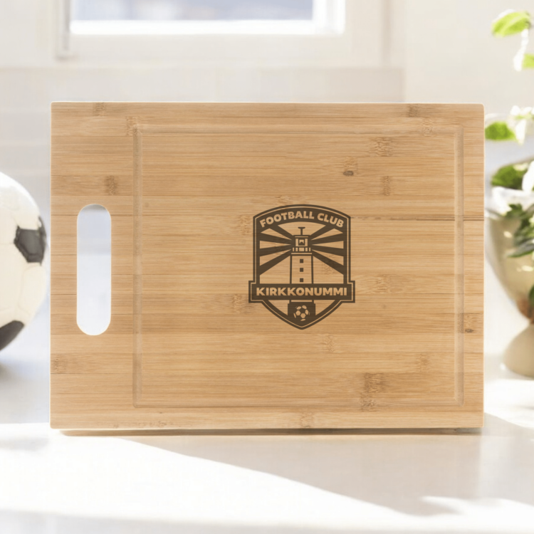 Leikkuulauta joukkueen logolla