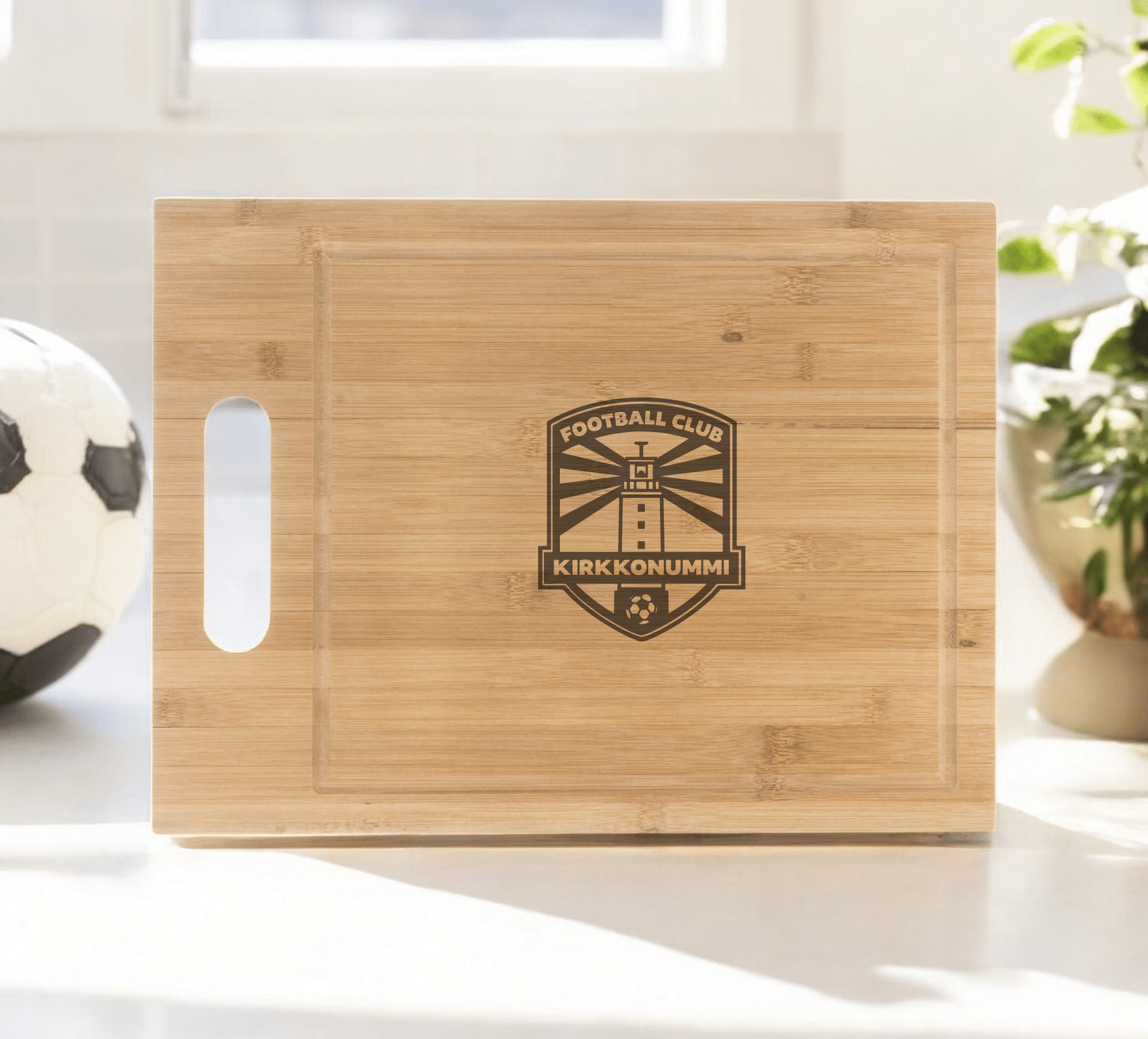 Leikkuulauta joukkueen logolla