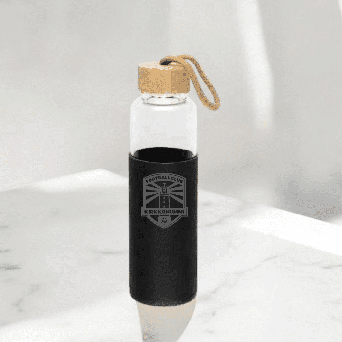 Lasinen juomapullo joukkueen logolla