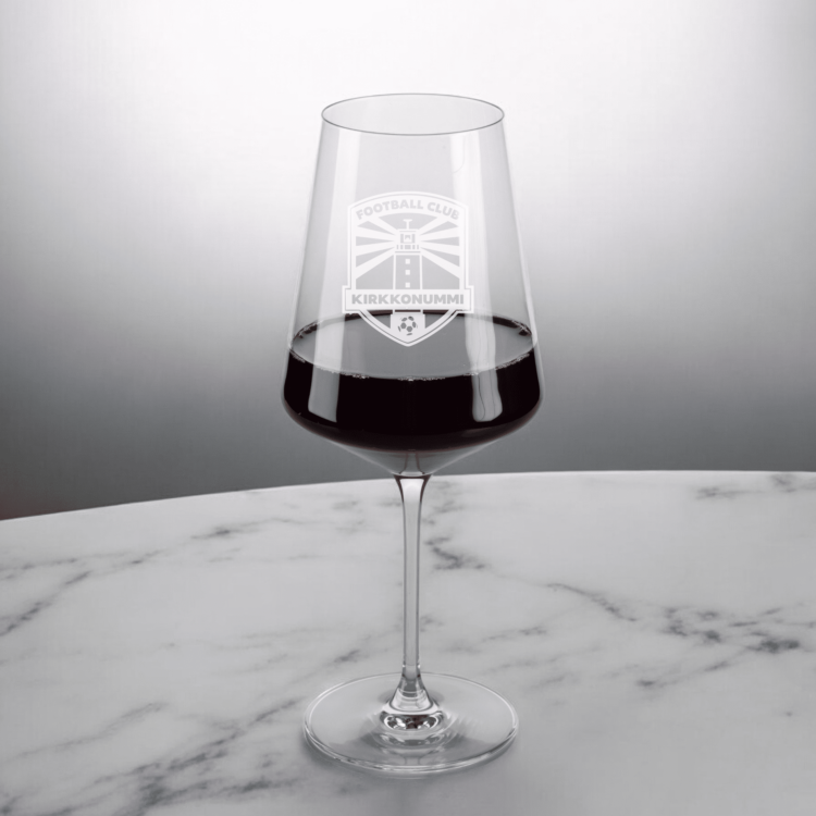 Viinilasi joukkueen logolla