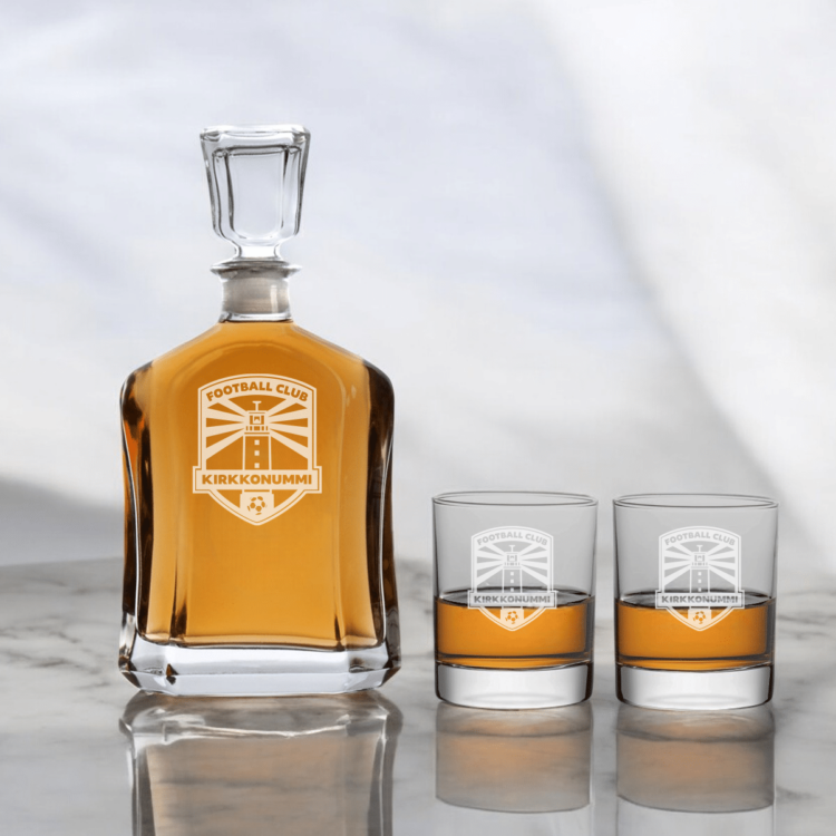 Karahvi ja lasit joukkueen logolla