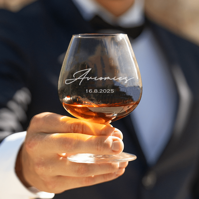 Konjakkilasi kaiverruksella, huomenlahja