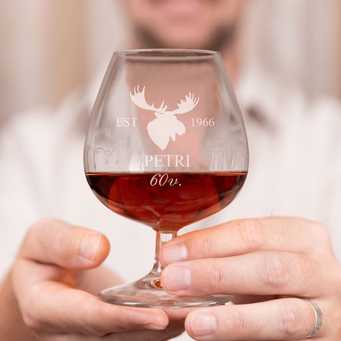 Konjakkilasi kaiverruksella, hirvi