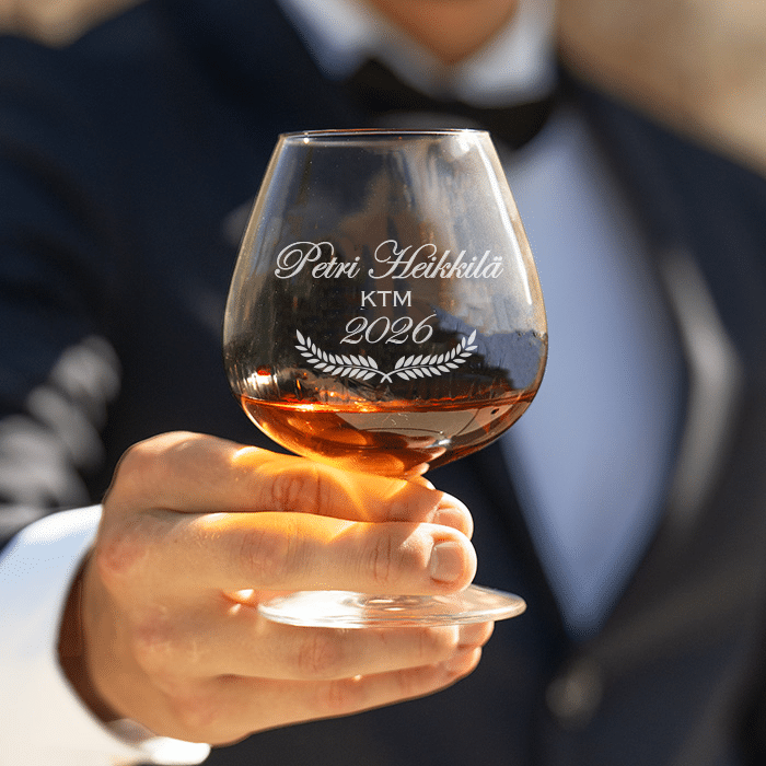 Konjakkilasi kaiverruksella, valmistujaislahja