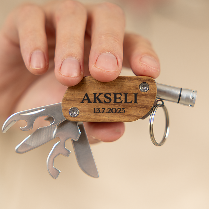 Monitoimityökalu taskuveitsi kaiverruksella