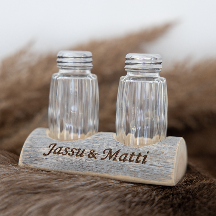 Suola- ja pippurisirottimet kelotelineessä