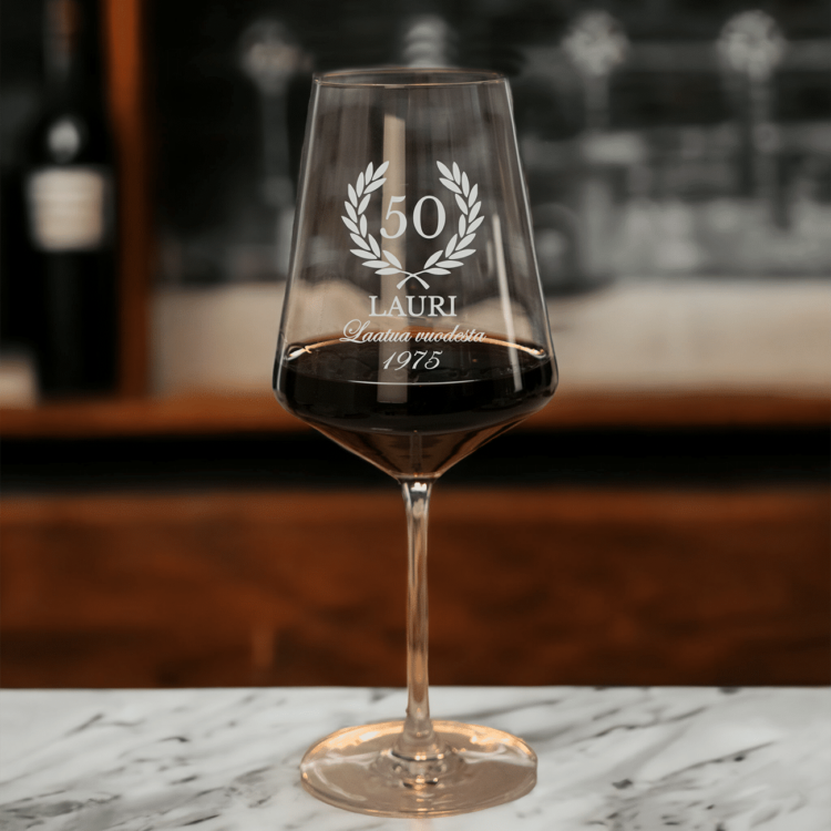 Viinilasi kaiverruksella, syntymäpäivälahja